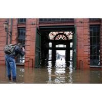 1509_0005 Ein Fotograf steht im Hochwasser und fotografiert die Fischauktionshalle. | Altonaer Fischmarkt und Fischauktionshalle